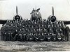 305 Dywizjon Bombowy im. Marszałka Józefa Piłsudskiego, na tle dwumotorowego samolotu Wellington Anglia 1942
