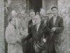 Przed budynkiem DOMU RZEMIOSŁA stoją od lewej: Feliks Berger, Kazimierz Zientarski, Andrzej Kukułka i starszy Cechu Stanisław Górlaczyk