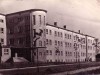 Nowy budynek szkoły na pocztówce z 1957 r.